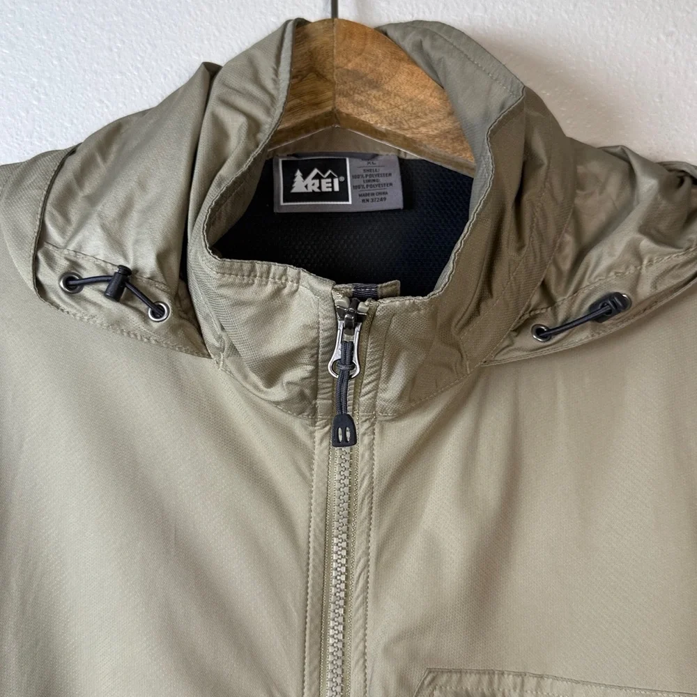 REI Hooded Windbreaker Jacket Men XL Tan  Neutral Outdoor Zip Pockets Mesh Lined